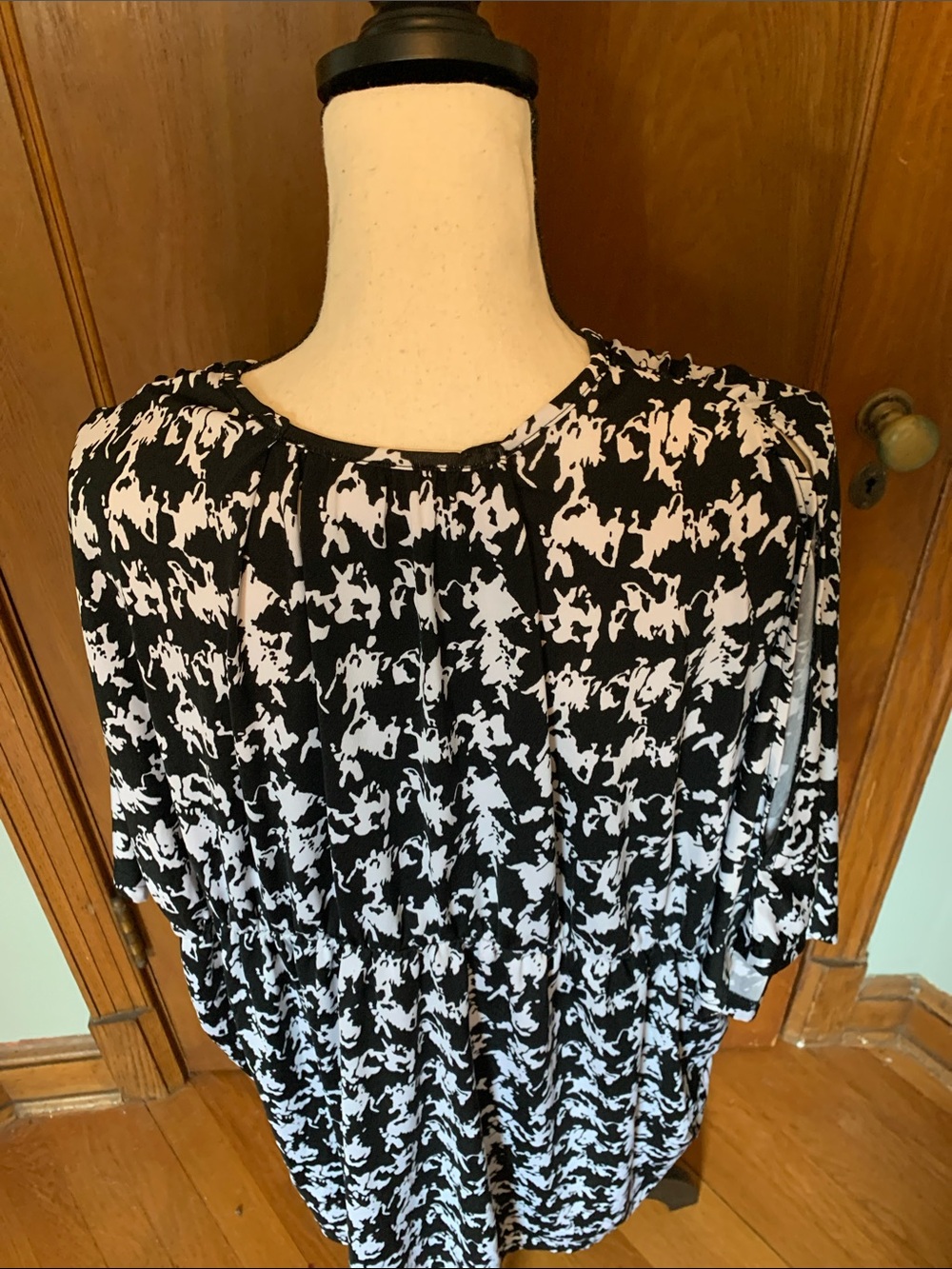 Avenue Studio Black and White Abstract Print V-Neck Top - Picture 7 of 10